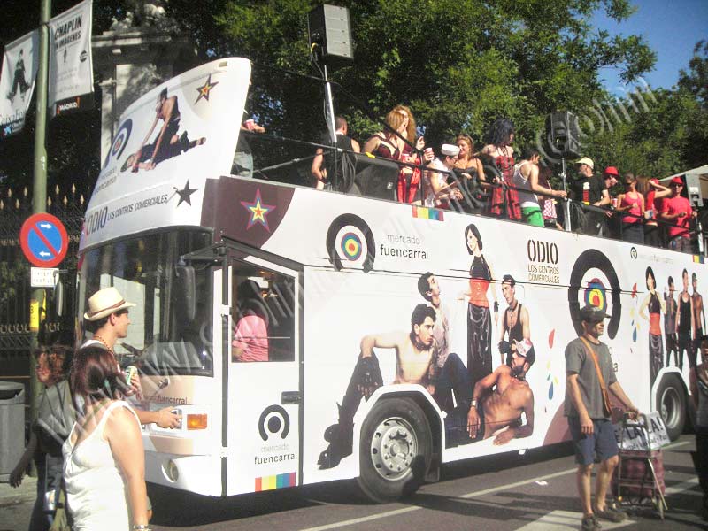 Autobús descapotable para desfile del Orgullo Gay