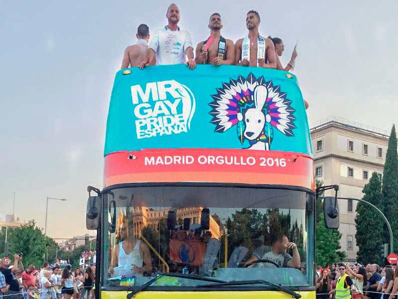bus carroza para el desfile del Orgullo en Madrid