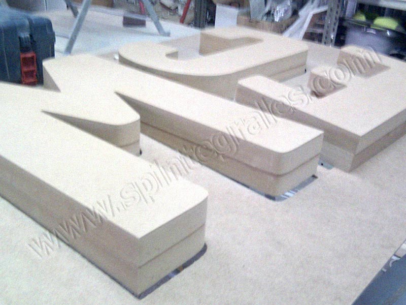 fabricación de logos a escala para publicidad