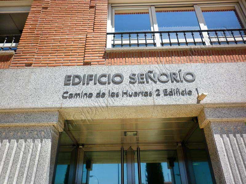 letras corpóreas acero pulido