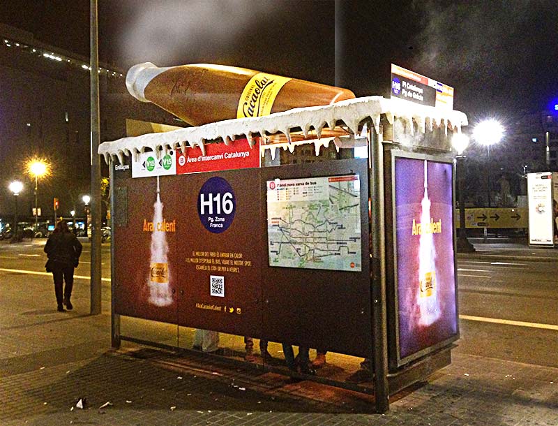 acción publicitaria con objetos gigantes