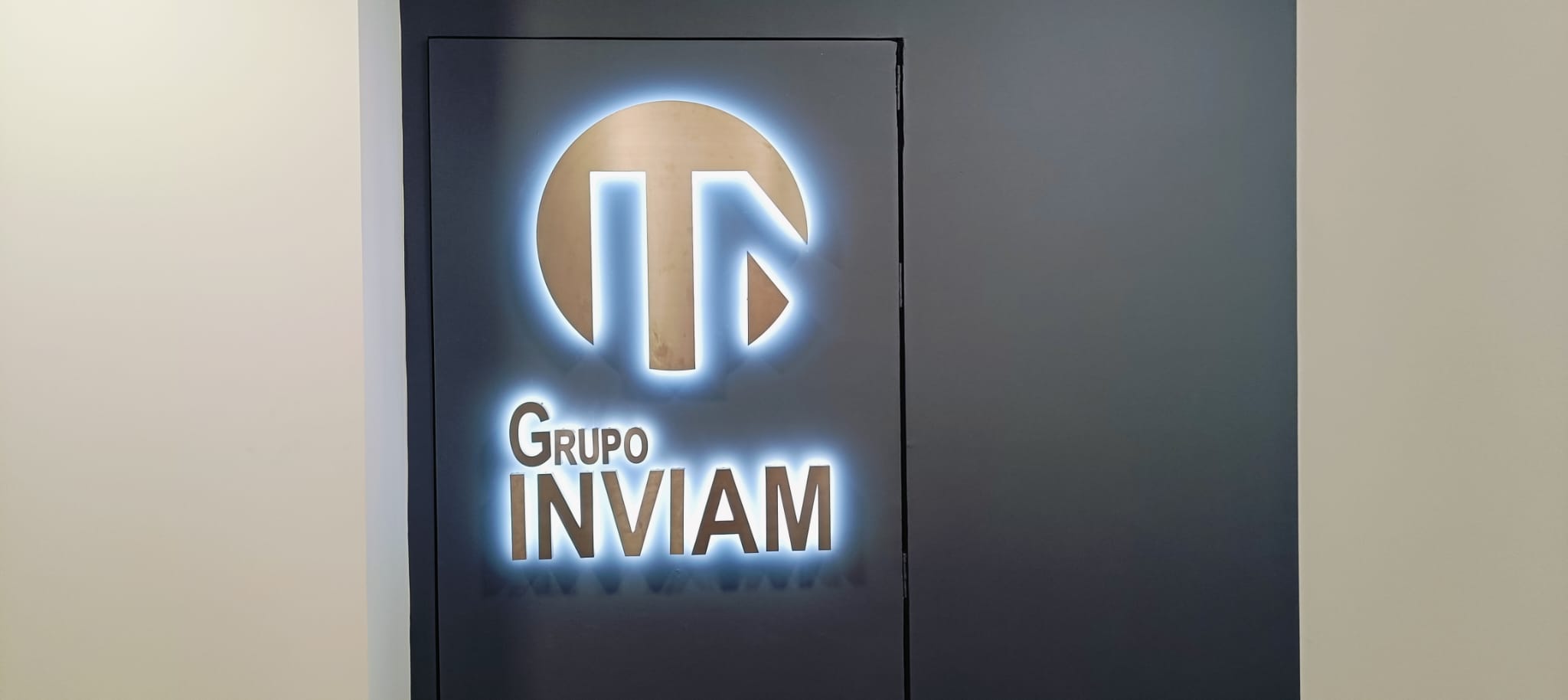 Grupo Inviam · Logo y letras retroiluminadas