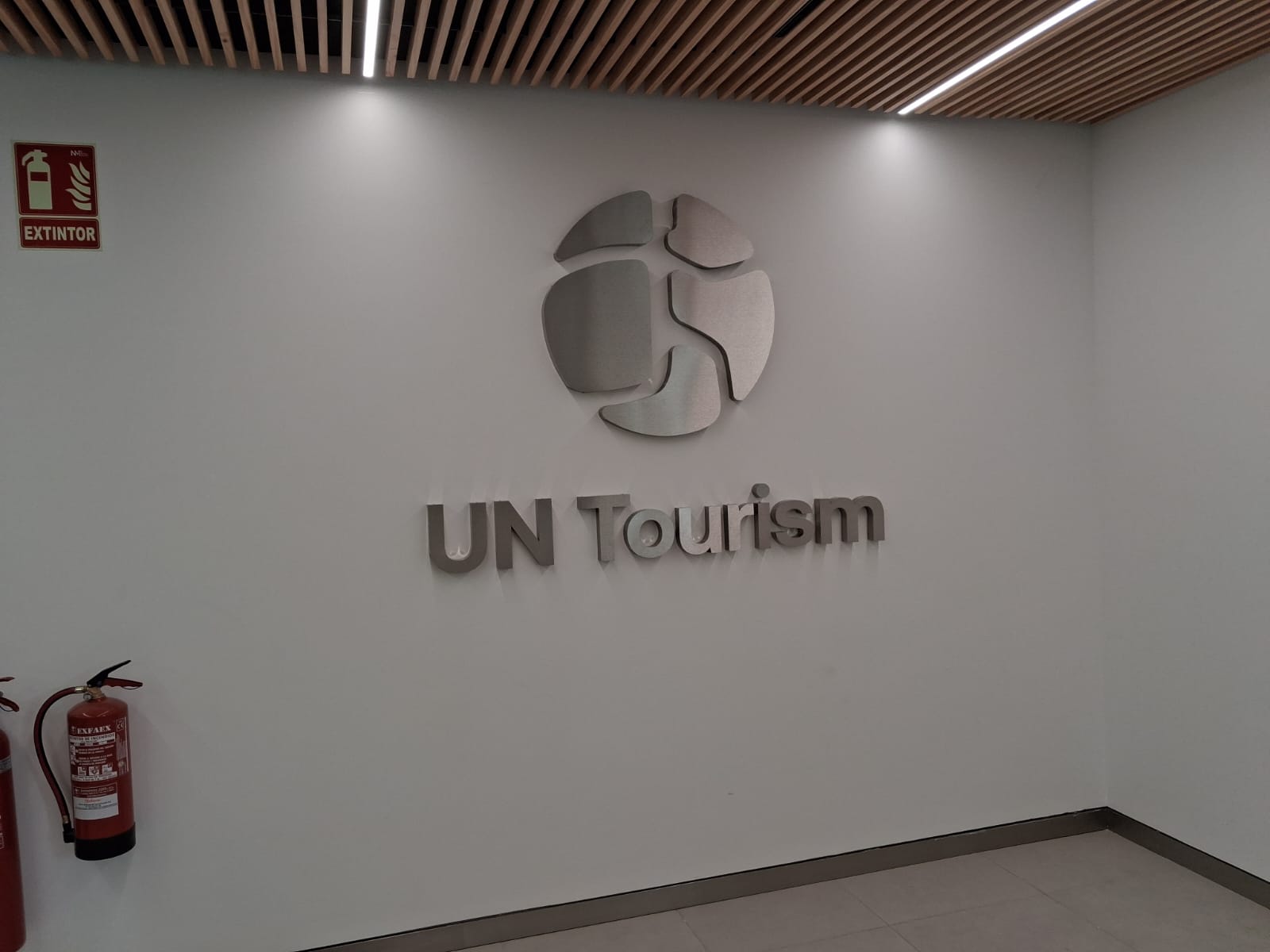 UN Tourism · Logo y letras corpóreas instaladas