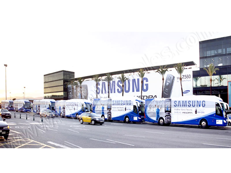buses rotulados con publicidad de Samsung