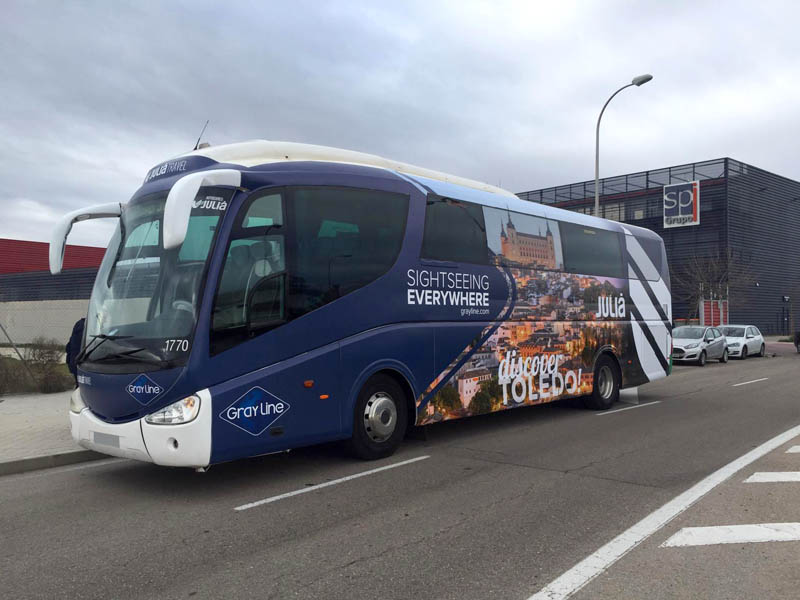 Autobús de pasajeros rotulado con gráficas Julià Travel