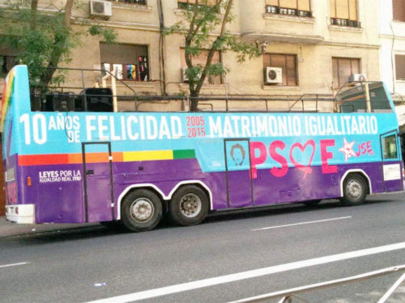 bus descapotable rotulado para PSOE