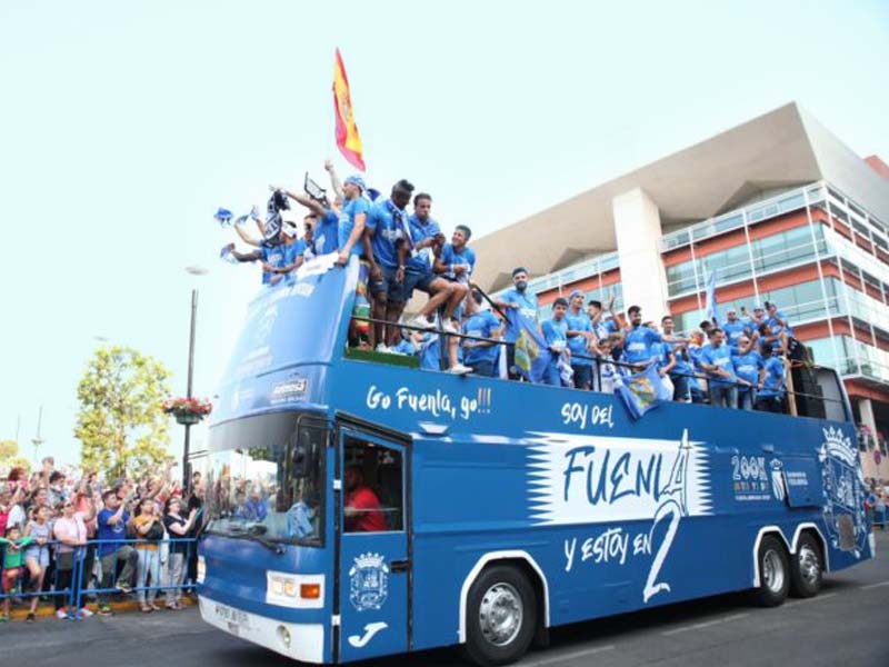 Autobús itinerante para celebrar el ascenso a Segunda del Fuenla
