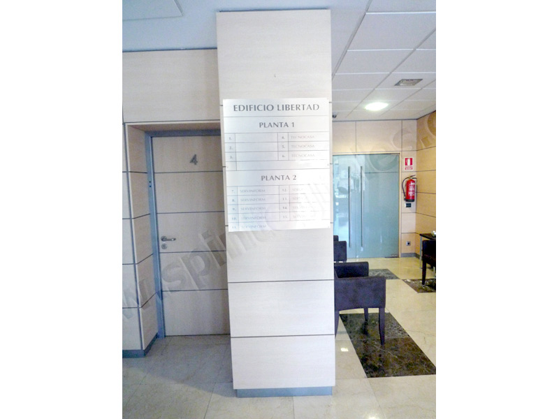 Diseño, fabricación e instalación de directorios y carteles informativos