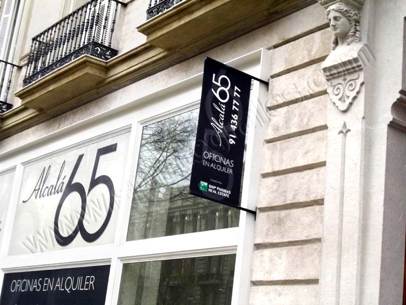 producción e instalación de señalética y cartelería en fachadas