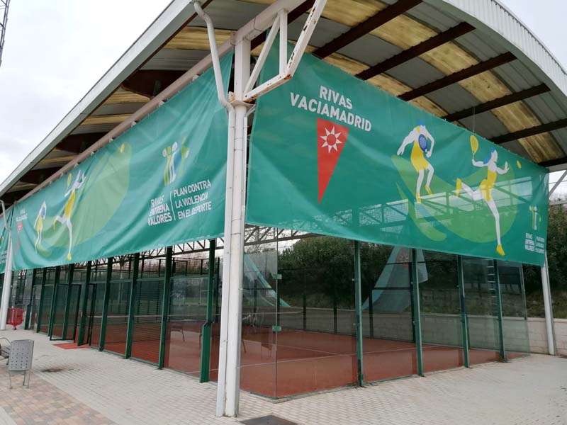Pista de pádel con lonas impresas antideslumbrantes