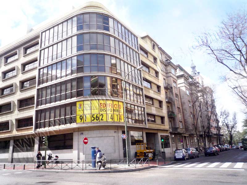 carteles y vinilos en fachadas