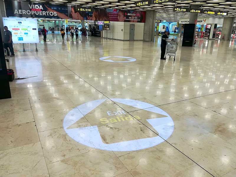 Vinilos impresos en tinta blanca para señalética de aeropuertos