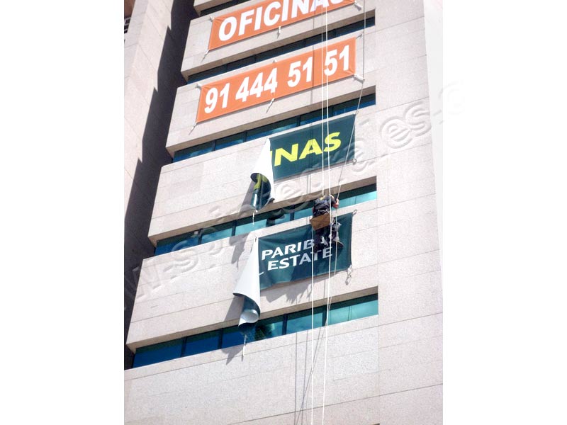 Instalación de publicidad en altura