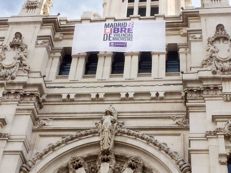 cartel solidario edificio correos