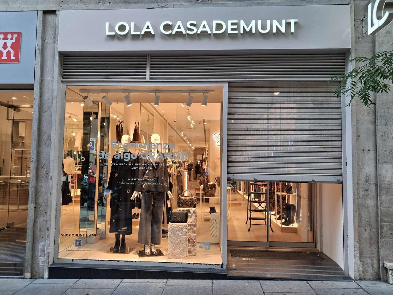 Lola Casademunt · Vinilo de campaña en escaparate