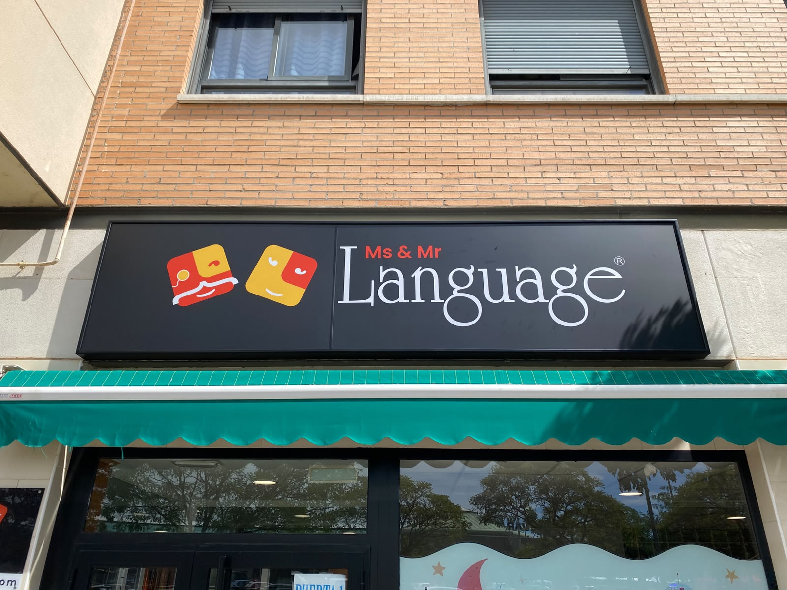 Ms & Mr Language · Rótulo exterior