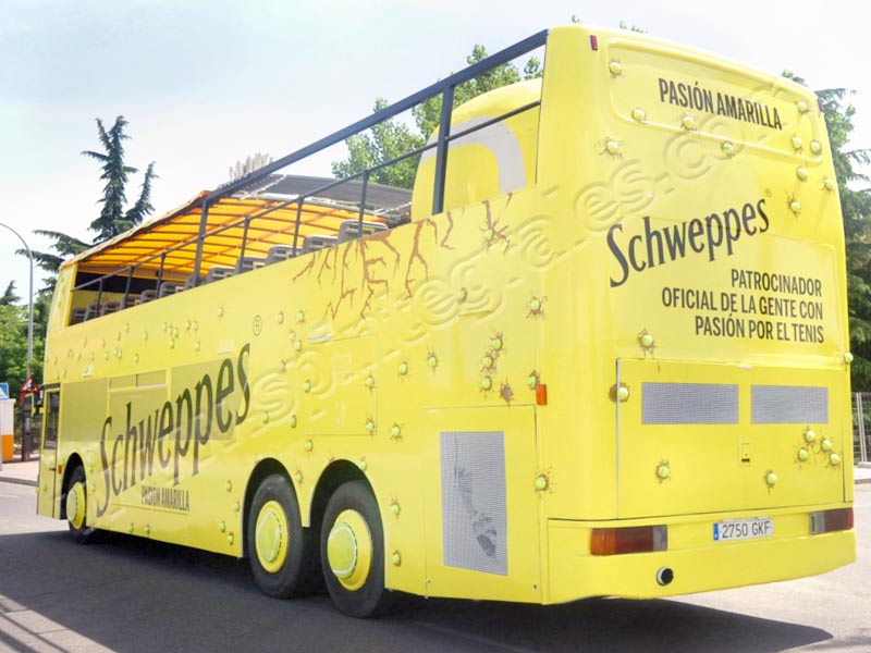 Bus decorado de forma original para Shweppes