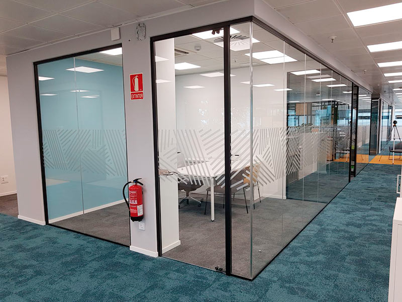 vinilos acidos en cristaleras de oficinas